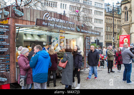 Einen Burger essen Catering Speisen bei einer Veranstaltung im Stadtzentrum von Manchester Abschaltdruck Stockfoto