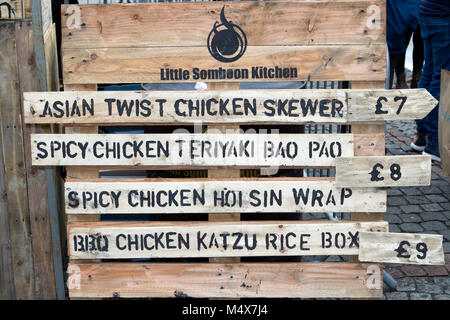 Werbung Essen auf der Seite von einem Huhn Fast Food stall Stockfoto