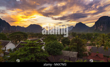 Querformat Panorama bei Sonnenuntergang in Vang Vieng, Laos. Stockfoto