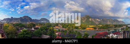 Querformat Panorama am Morgen in Vang Vieng, Laos. Stockfoto