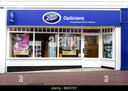 Eines der (28) Die Bilder auf dieser Schießen von High Street beliebte Marken shop Fronten und Geschäftsräume. Stiefel Augenoptiker Retail Outlet. Stockfoto