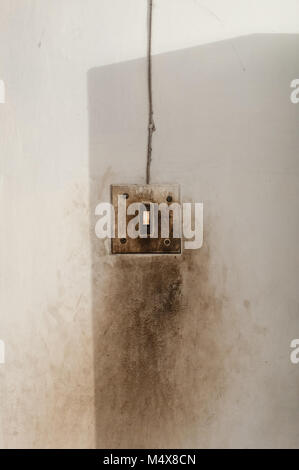 Eine schmutzige Mauer um einen Lichtschalter, Varanasi, Indien. Stockfoto