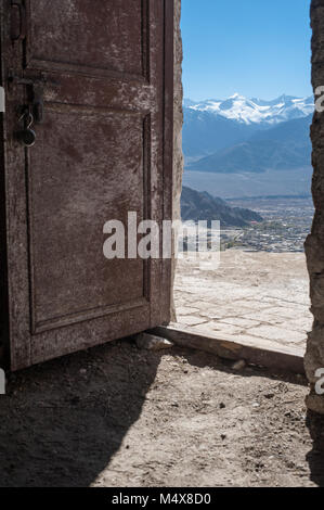 Ein Blick auf die Zanscar Gebirge, durch eine offene Tür, mit Blick auf Leh, Ladakh. Indien. Stockfoto