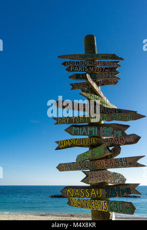 USA, Florida, Beautiful Ocean hinter riesige Schild mit mehreren Richtungen am Strand von Key West Stockfoto