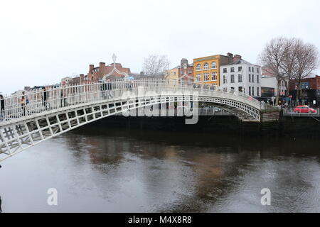 DUBLIN, IRLAND, 18. Februar 2018: EDITORIAL FOTO DER berühmtesten Brücke in Dublin bezeichnet einen halben Penny Bridge aufgrund der Maut für die Passage in Rechnung gestellt Stockfoto