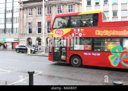 DUBLIN, IRLAND, 18. Februar 2018: Redaktionelle Nutzung nur Sightseeing Open Top Bus in Dublin, Irland. Gemeinsamer WEG FÜR TOURISTEN ZU SEHEN, DUBLIN. Stockfoto