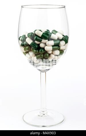 Vitamin Cocktail. Pillen in ein Glas. Die Behandlung von Krankheiten. Pharmazeutische Industrie. Gesunder Lebensstil Stockfoto