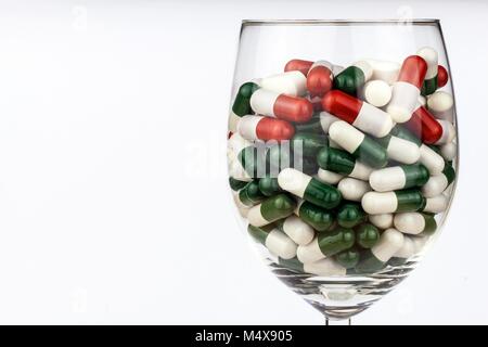 Vitamin Cocktail. Pillen in ein Glas. Die Behandlung von Krankheiten. Pharmazeutische Industrie. Gesunder Lebensstil Stockfoto