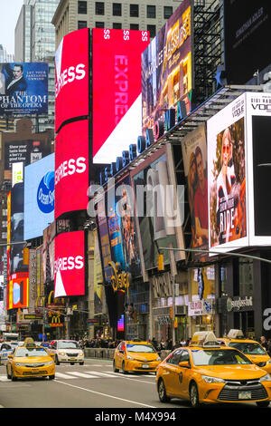 Verkehr und elektronische Anschlagtafeln in Times Square, New York City, USA Stockfoto