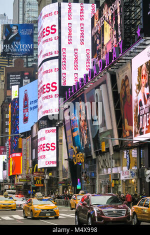 Verkehr und elektronische Anschlagtafeln in Times Square, New York City, USA Stockfoto