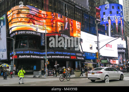 Wickeln Sie um Sich bewegende Anschlagtafel bei ABC TV-Studios in Times Square, New York City, USA Stockfoto