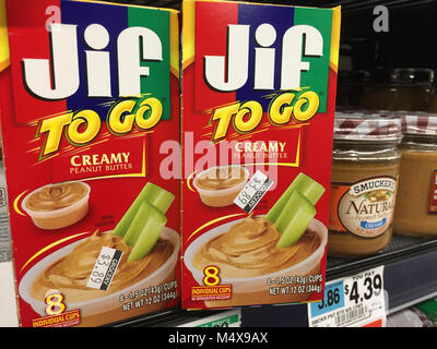 Jif zu gehen, cremige Erdnussbutter bei D'Agostino Grocery Store in New York City, United States Stockfoto