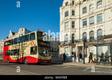 Ein Doppeldecker-bus in Hove, East Sussex, England. Stockfoto