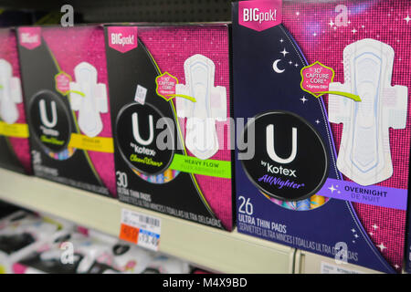 Damenbinden Marke Feminine Produkte sind im CVS Drogerien, USA verfügbar Stockfoto