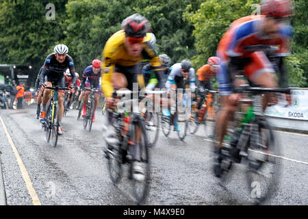 Otley Mens Elite Radrennen im strömenden Regen, auf Gay Spur in Richtung Bondgate Peleton sport Sportler Cycling Club Race Tour de Yorkshire Stockfoto