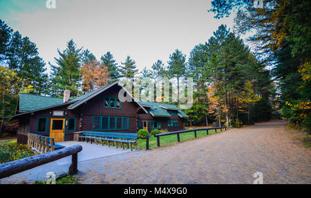 Rustikale Holzhütte in den Adirondack Mountains. Stockfoto