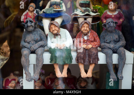 Krakau, Polen - 12. Februar 2018 Figuren in einem Souvenirshop Stockfoto