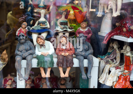 Krakau, Polen - 12. Februar 2018 Figuren in einem Souvenirshop Stockfoto