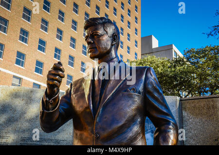 John Fitzgerald Kennedy Memorial Garden - Bronze Statue und Denkmal in Fort Worth, Texas gedenkt der letzte Tag des Präsidenten auf der Erde. Stockfoto