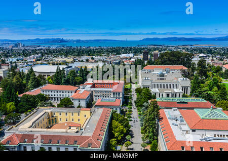 Blick von der UC Berkeley und entfernte Golden Gate Bridge von Sather Tower Stockfoto