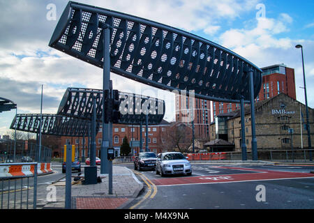 3 Riesige Wind Abschirmelemente installiert neben Bridgewater in Leeds, West Yorkshire, der wind-Ablenkung verwendet Stockfoto