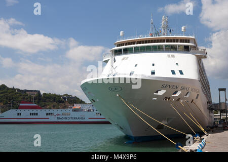 Regent Seven Seas Explorer Kreuzfahrtschiff im Hafen in Barcelona Spanien Stockfoto