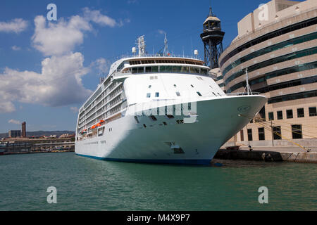 Regent Seven Seas Explorer Kreuzfahrtschiff im Hafen in Barcelona Spanien Stockfoto