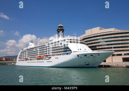 Regent Seven Seas Explorer Kreuzfahrtschiff im Hafen in Barcelona Spanien Stockfoto