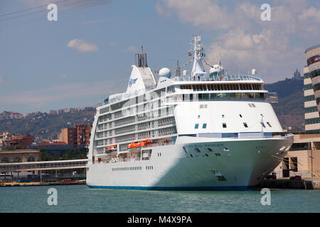 Regent Seven Seas Explorer Kreuzfahrtschiff im Hafen in Barcelona Spanien Stockfoto