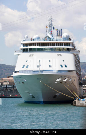Regent Seven Seas Explorer Kreuzfahrtschiff im Hafen in Barcelona Spanien Stockfoto