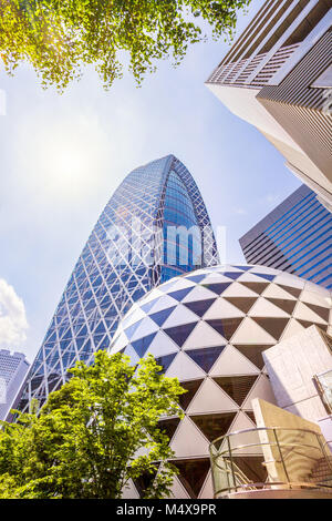 Tokio - Juni 4, 2010: Mode Gakuen Cocoon Tower am 4. Juni 2010 in Tokio. Es ist 204 Meter hoch und, wie der Name schon sagt, ähnelt die seidige Home von v Stockfoto