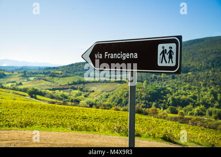 SAN GIMIGNANO, Toskana/Italien - OKTOBER 7, 2017: Schild der historischen Route der Via Francigena am 7. Oktober 2017 in die Landschaft von San Gimignano. Über Stockfoto