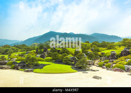 YASUGI, SHIMANE, Japan - 25. MAI 2010: Blick auf den japanischen Garten im Adachi Museum für Kunst am 25. Mai 2010 in Yasugi. Es ist genannt worden die beste Garten ich Stockfoto
