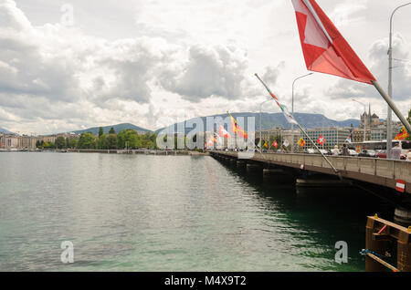 Genf Schweiz Flaggen und Wappen Flaggen auf Pont du Mont Blanc in Genf, Schweiz Stockfoto