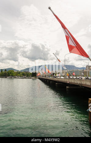 Genf Schweiz Flaggen und Wappen Flaggen auf Pont du Mont Blanc in Genf, Schweiz Stockfoto