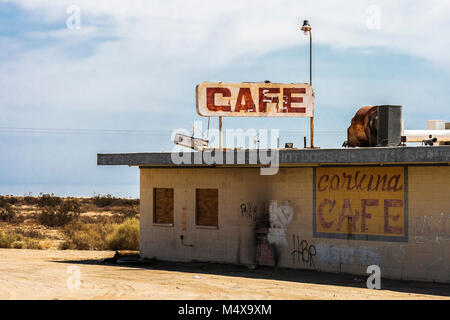 Aufgegeben und verwitterten cafe Gebäude entlang der Salton Sea, Salton Sea Beach, Kalifornien. Stockfoto