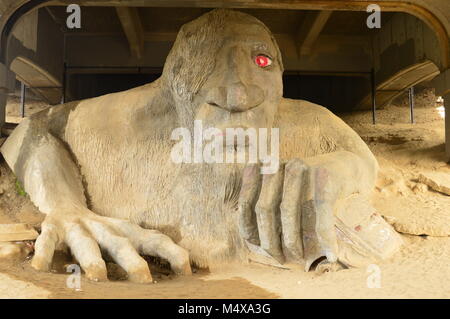 Eine Skulptur von einem Troll leben unter einer Brücke in Fremont Nachbarschaft in Seattle, Washington, zeigt die skurrilen Seite eines Künstlers verstand Stockfoto