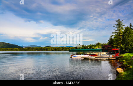 Grünen Markise überdachte Boot Dock in Lake Placid in den Adirondack Mountains im Bundesstaat New York. Stockfoto