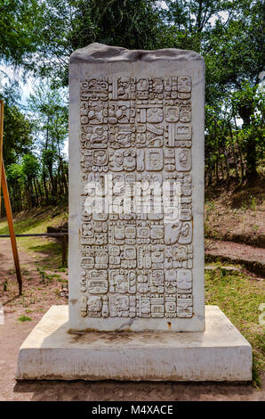 Neue STELEN haben in Guatemala gesetzt worden; dieser erzählt die Geschichte von Iximche in der kaqchikel Sprache mit klassischen Maya Glyphen. Ich Iximche Stockfoto