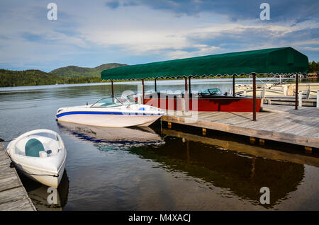 Klassische Boote an einem Dock auf Lake Placid in den Adirondack Mountains von Upstate New York. Stockfoto