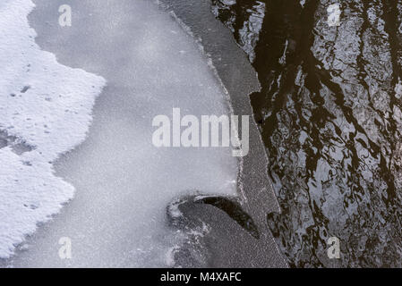 Ansicht von oben der zurückweichenden Eis und Wasser im frühen Frühjahr fließt Stockfoto