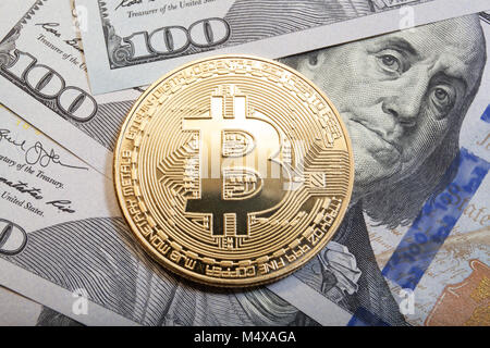 Goldene Bitcoin Münze auf us-Dollar hautnah Stockfoto