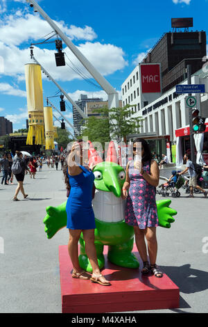 Die Leute, die ein Bild mit Victor, Maskottchen der Nur Für lacht Festival in Montreal, Provinz Quebec, Kanada. Stockfoto
