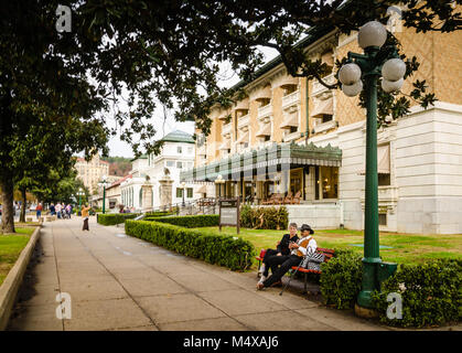 Bathhouse Row ist eine Sammlung von Badehäuser, die dazugehörigen Gebäuden und Gärten in Hot Springs Nationalpark in der Stadt Hot Springs, AR. Stockfoto