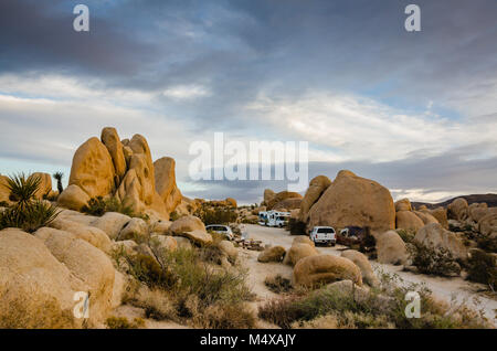 Dramatische Wolken über Campingplätze in White Tank Campground am Abend im Joshua Tree National Park fällt. Stockfoto