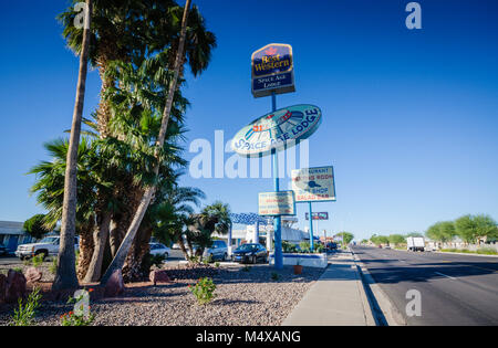 Gila Bend, AZ, USA. Space Age Lodge neon Schild an der Straße. Stockfoto