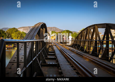 KANCHANABURI, THAILAND - 29. Dezember 2016: Zug auf der Brücke des River Kwai in Kanchanaburi, Thailand. Die Brücke wurde von der Japanischen Armee gebaut Stockfoto