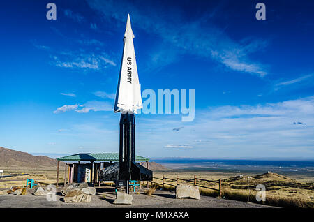 Am Straßenrand Denkmal in White Sands, New Mexico verfügt über einen Nike Hercules Missile. 41 Meter hoch, es war Teil eines Kalten Krieges anti-aircraft Defense System de Stockfoto