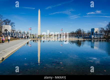 Reflexionen von Washington Monument, das Weltkrieg-II-Denkmal, und eine Möwe das Fliegen auf der reflektierenden Pool auf der National Mall in Washington DC. Stockfoto