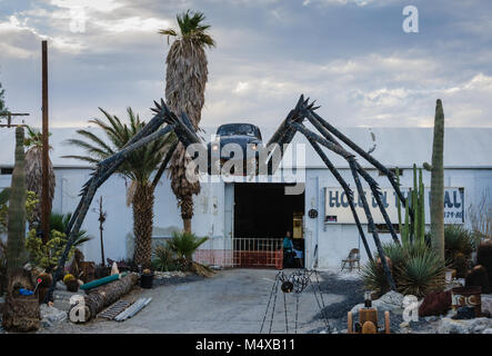 Am Straßenrand Attraktion in der Mojave Wüste verfügt über eine riesige schwarze Spinne zusammen mit einem volkswagon Bug Auto in der Mitte geschweißt. Stockfoto